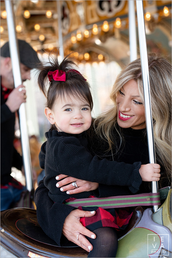 holiday-family-session-janes-carousel10