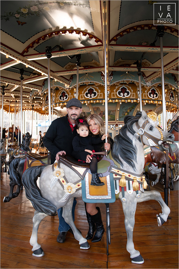 holiday-family-session-janes-carousel15