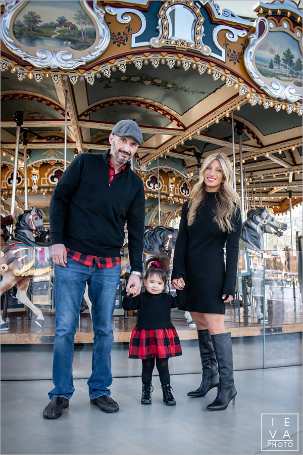 holiday-family-session-janes-carousel19